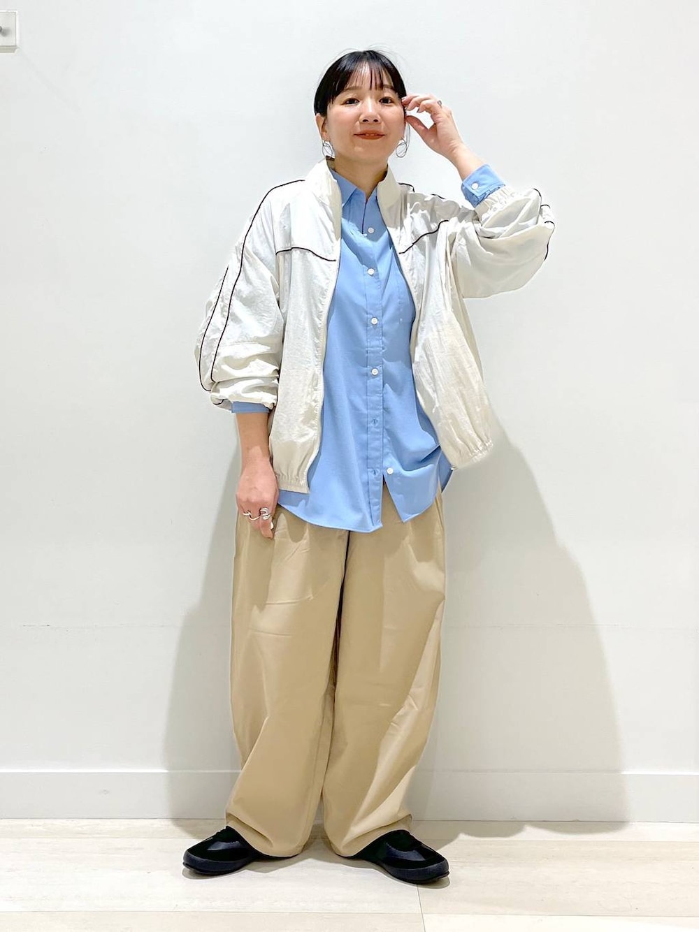 「体型カバー、着痩せ・細見え、カジュアル、アウター、シャツ、シャツスタイル、ママコーデ、パンツ、ワイドパンツ、GLOBAL WORK、ベーシック/シンプル、シンプルコーデ、トラッド、まちがいない服_GLOBAL WORK」｜「GLOBAL WORKのエアかるクラシックスニーカー/135751（スニーカー、ブラック系）」を使った、manasangwさん（レディース・155cm）の春コーディネートの1枚目の写真
