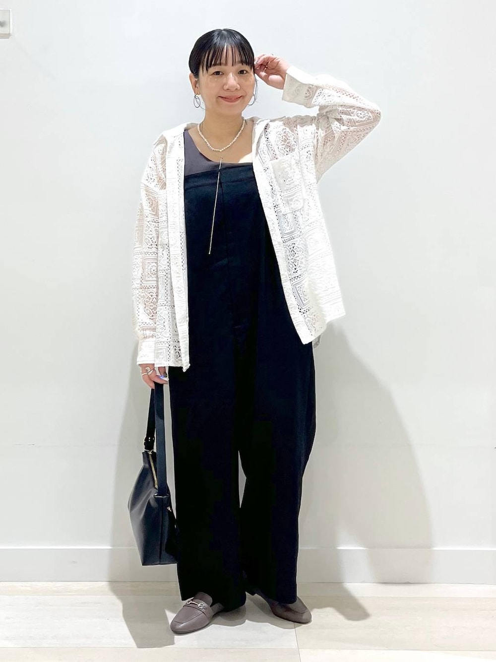 「バッグ、カジュアル、ベーシック/シンプル、まちがいない服_GLOBAL WORK、モノトーン、体型カバー、着痩せ・細見え、シャツ、シャツスタイル、サロペット、タンクトップ、ショルダーバッグ、ローファー、ママコーデ、GLOBAL WORK」｜「GLOBAL WORKのサイズ拡大/らくっション撥水2WAYローファー/131468（ローファー、ブラック系）」を使った、manasangwさん（レディース・155cm）の春コーディネートの1枚目の写真