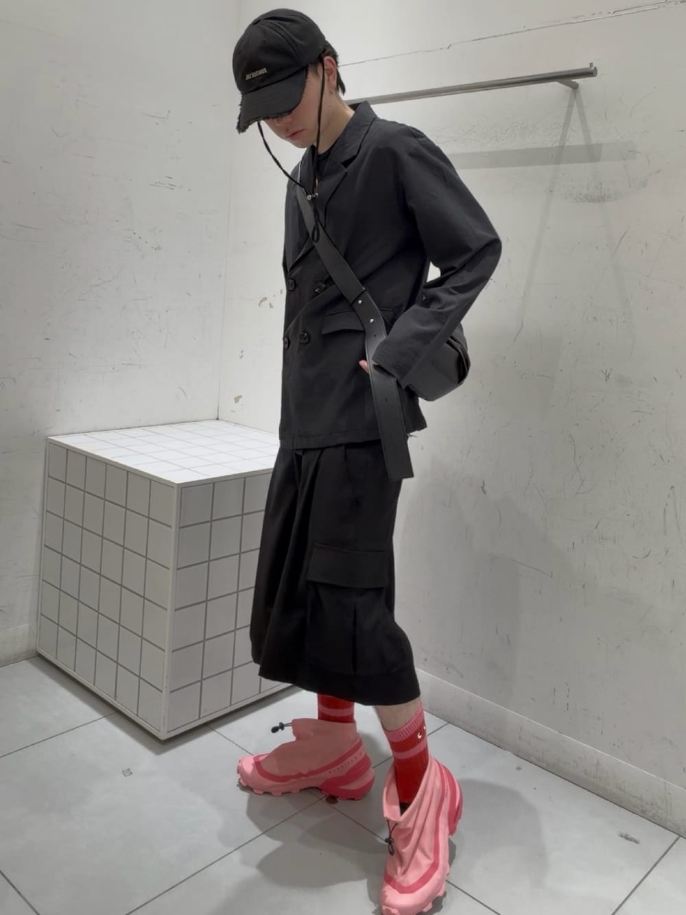 ブラック系のショルダーバッグ、ブラック系のその他パンツ、ブラック系のその他アウターを着用したメンズの春コーディネートの1枚目の写真