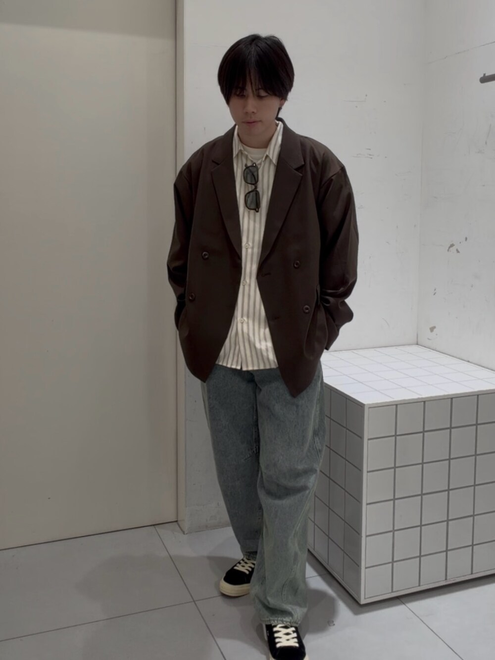 ホワイト系のシャツ/ブラウス、ブルー系のデニムパンツ、ブラック系のスニーカーを着用したメンズの夏コーディネートの1枚目の写真