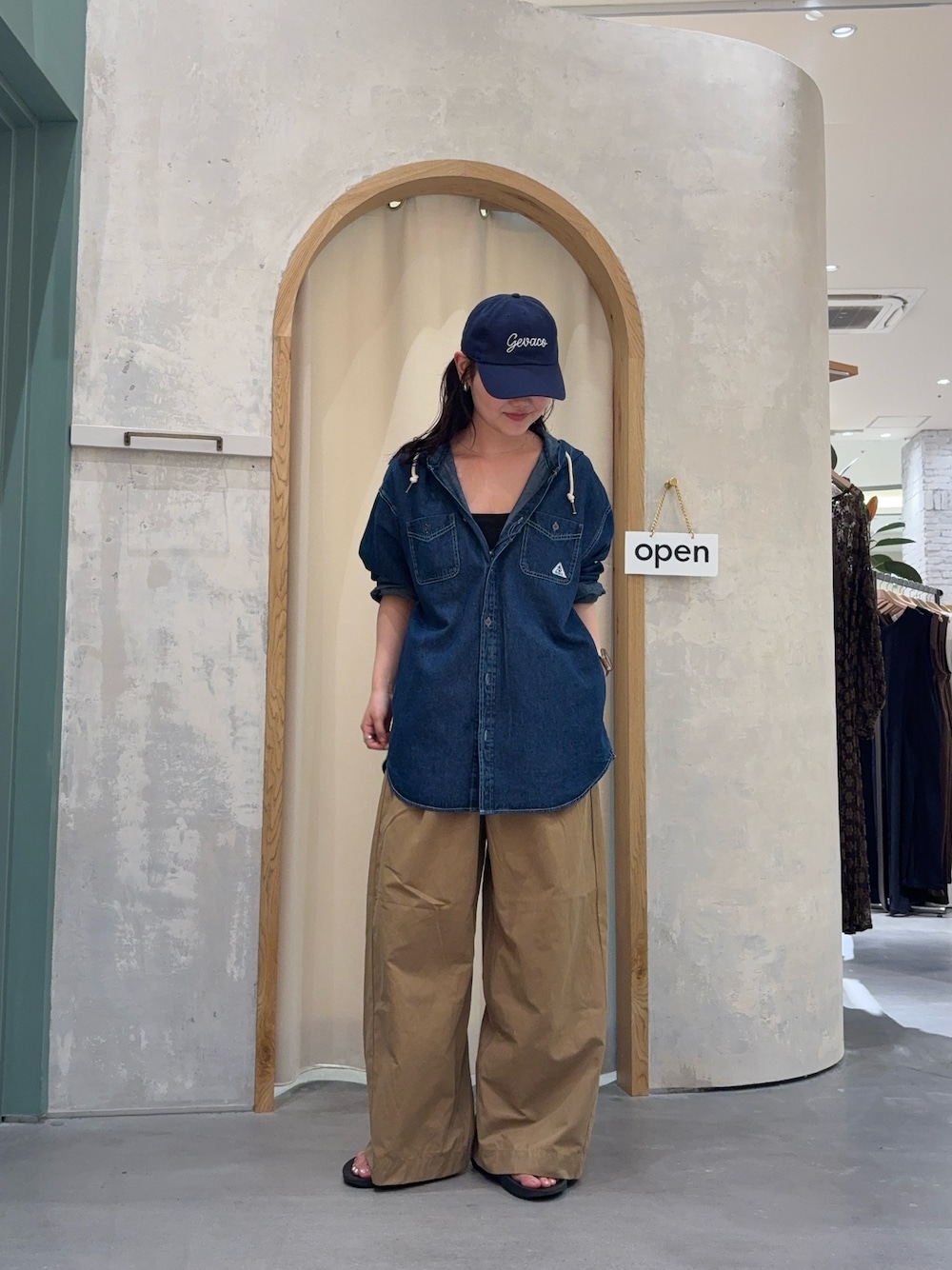 ブルー系のシャツ/ブラウス、ベージュ系のデニムパンツを着用したレディースの夏コーディネートの1枚目の写真