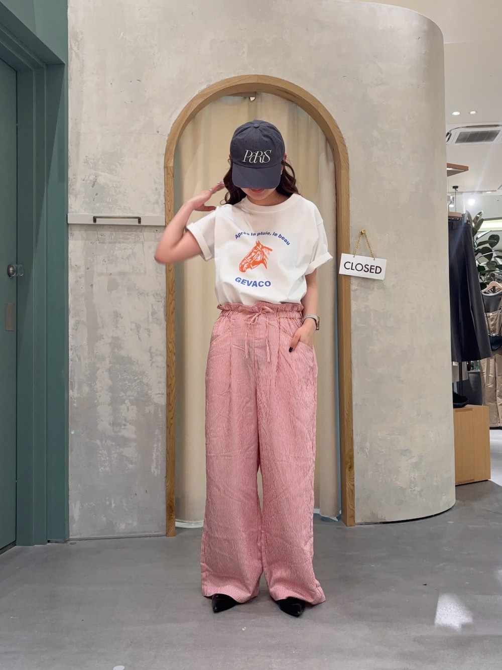 「お出かけコーデ、春夏コーデ、ストライプパンツ、赤ストライプ、Tシャツ、GEVACO、カジュアルコーデ、キャップコーデ、骨格ストレート、夏コーデ」｜「GEVACOの【GEVACO】グラフィック半袖TEE（Tシャツ/カットソー、ホワイト系）」を使った、ayakaさん（レディース・162cm）の春コーディネートの1枚目の写真