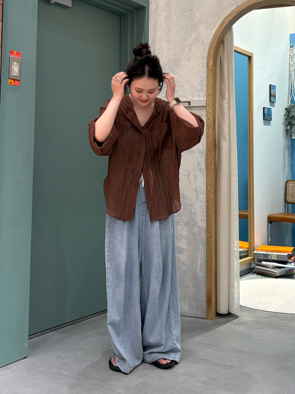 ブラウン系のシャツ/ブラウス、ブルー系のデニムパンツを着用したレディースの夏コーディネートの1枚目の写真