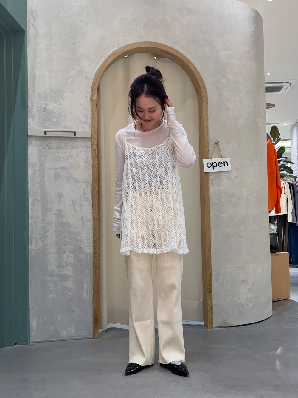 「ワントーンコーデ、オールホワイト、ニットパンツ、リブパンツ、チュニック、チュニックワンピ、レイヤードスタイル、春コーデ、春夏コーデ、骨格ストレート」｜「CIAOPANIC TYPYの柄アソートマルチウェイキャミチュニック（キャミソール、ホワイト系）」を使った、ayakaさん（レディース・162cm）の春コーディネートの1枚目の写真