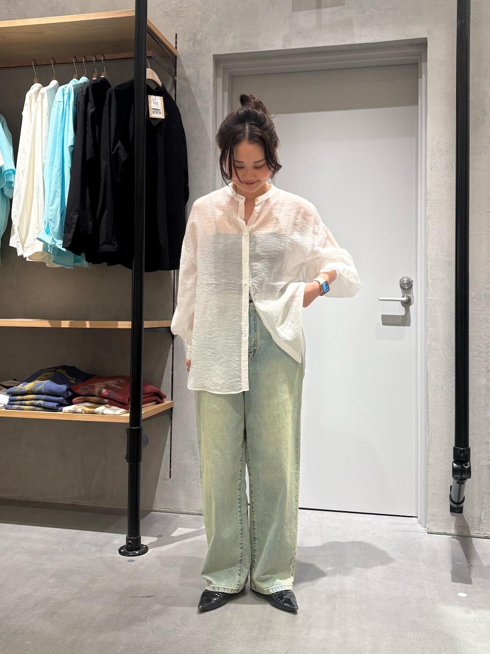 ホワイト系のシャツ/ブラウス、ブルー系のデニムパンツを着用したレディースの春コーディネートの1枚目の写真