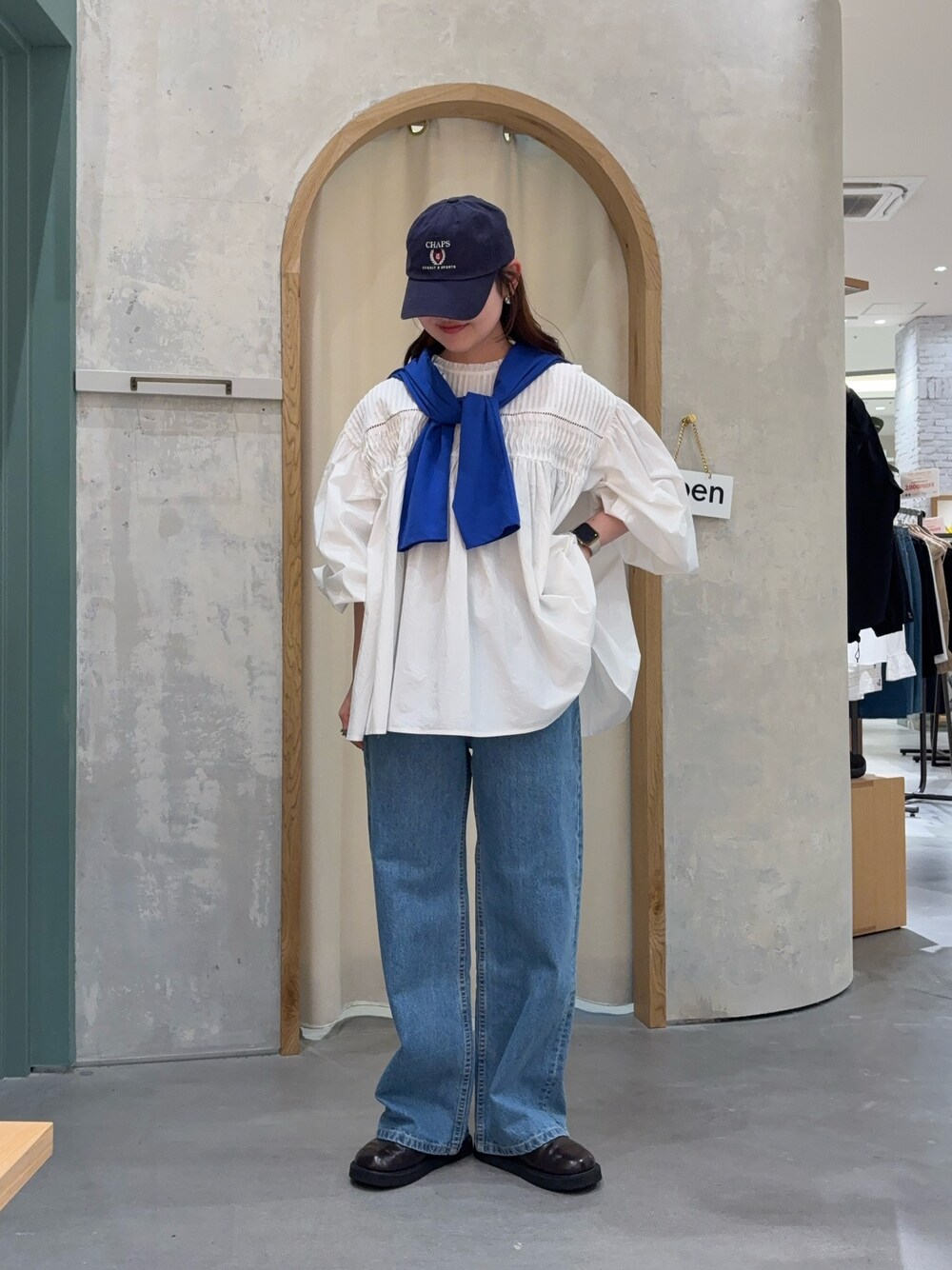 「デートコーデ、カーディガン、お出かけコーデ、ブラウス、ブラウス×デニム、デニム、デニムコーデ、デニムパンツ、ストレートデニム、シンプルコーデ、韓国ファッション、骨格ストレート」｜「GEVACOの【GEVACO】ピンタックボリュームスリーブブラウス（シャツ/ブラウス、ホワイト系）」を使った、ayakaさん（レディース・162cm）の春コーディネートの1枚目の写真