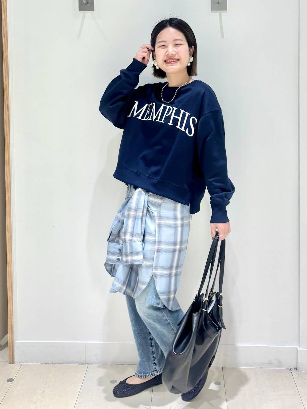 「体型カバー、着痩せ・細見え、カジュアル、ママコーデ、冬コーデ、骨格ウェーブ、ベーシック/シンプル、GLOBAL WORK、シンプルコーデ、大人カジュアル」｜「GLOBAL WORKのらくっション撥水バレエ/135873（バレエシューズ、ブラック系）」を使った、しらがさん（レディース・158cm）の春コーディネートの1枚目の写真