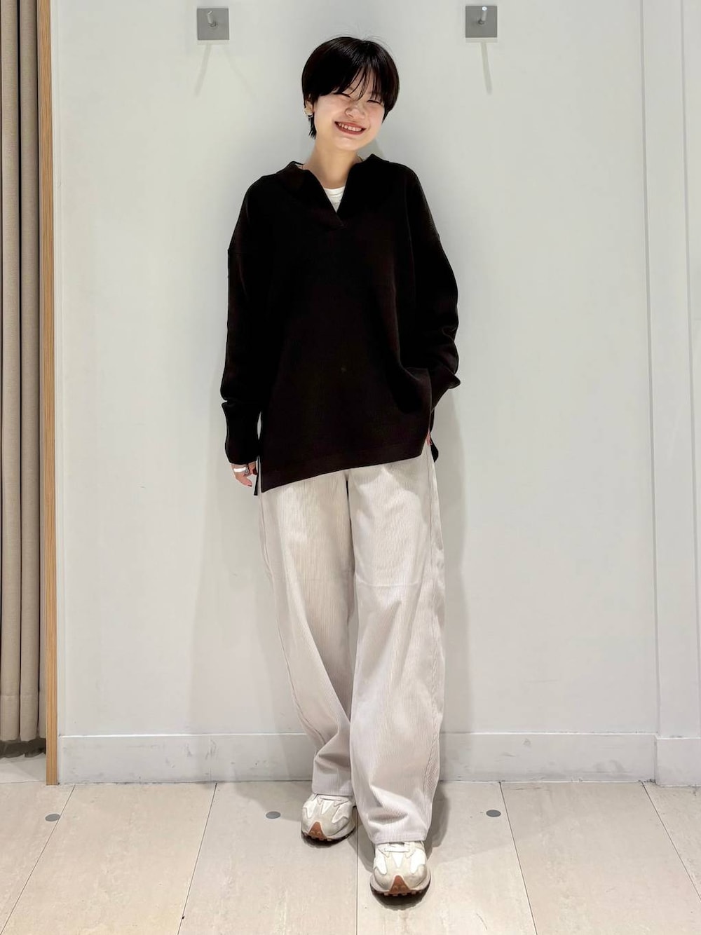 ブラウン系のカーディガン/ボレロ、グレー系のその他パンツ、ブラック系のTシャツ/カットソーを着用したレディースの秋コーディネートの1枚目の写真