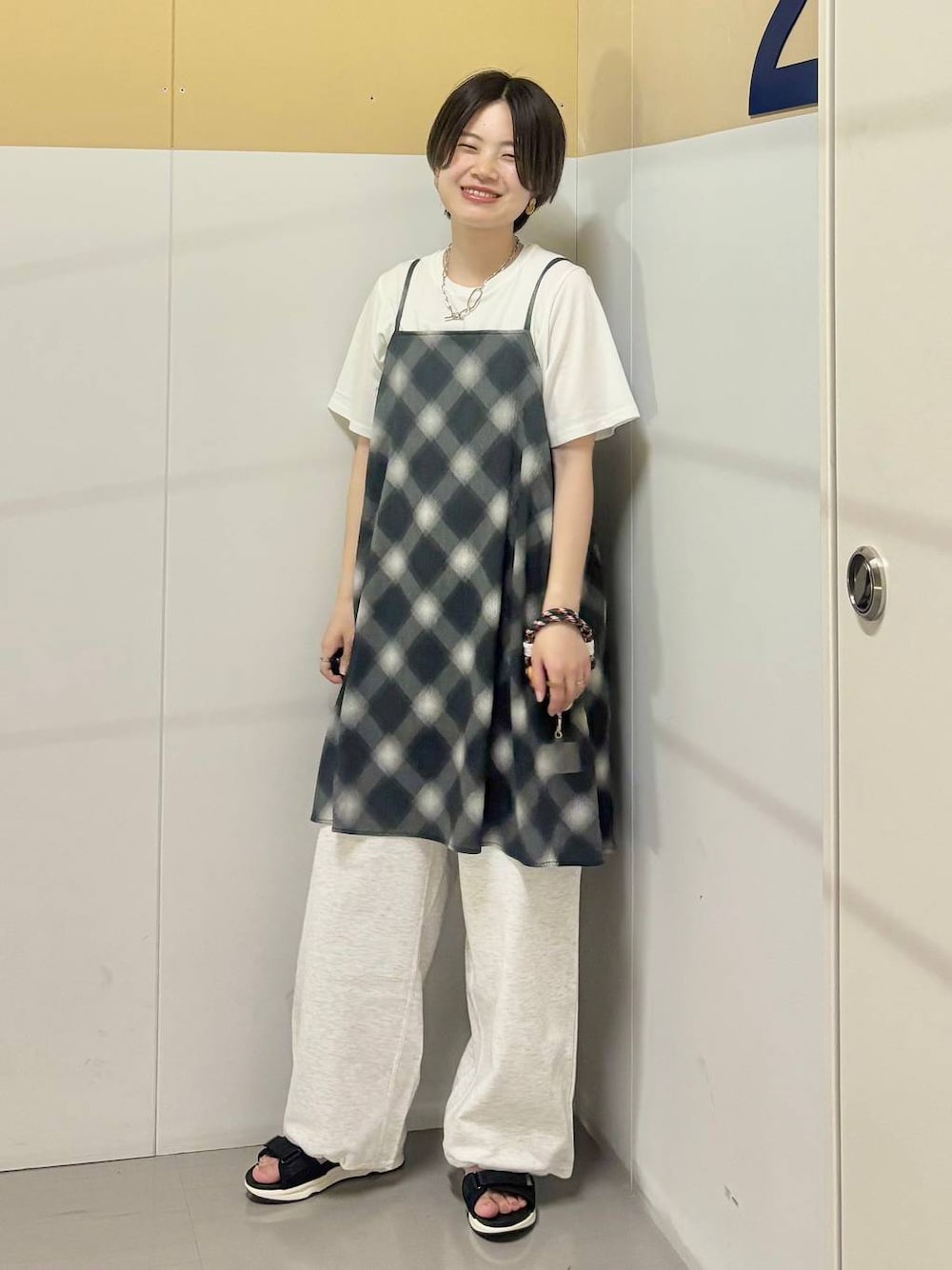 「ママコーデ、体型カバー、着痩せ・細見え、カジュアル、冬コーデ、骨格ウェーブ、ベーシック/シンプル、GLOBAL WORK、シンプルコーデ、大人カジュアル」｜「GLOBAL WORKのMATINE LINE/マンテルチェーンネックレス/288867（ネックレス、シルバー系）」を使った、しらがさん（レディース・158cm）の春コーディネートの1枚目の写真