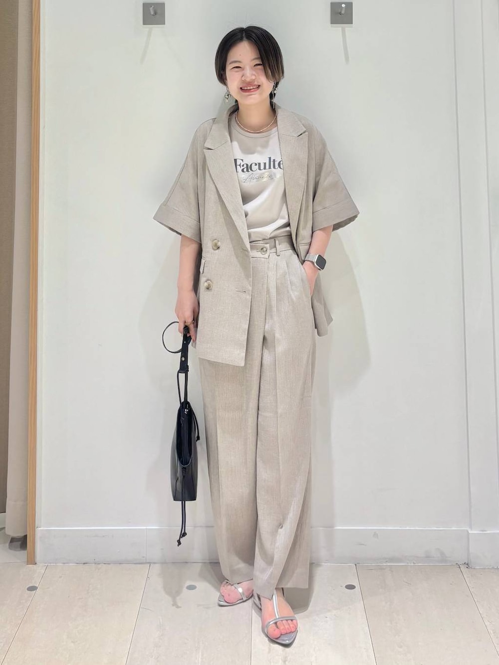「体型カバー、着痩せ・細見え、カジュアル、ママコーデ、冬コーデ、骨格ウェーブ、ベーシック/シンプル、GLOBAL WORK、シンプルコーデ、大人カジュアル」｜「GLOBAL WORKのリッチクリーンプリントT半袖/147640（Tシャツ/カットソー、ベージュ系）」を使った、しらがさん（レディース・158cm）の夏コーディネートの1枚目の写真