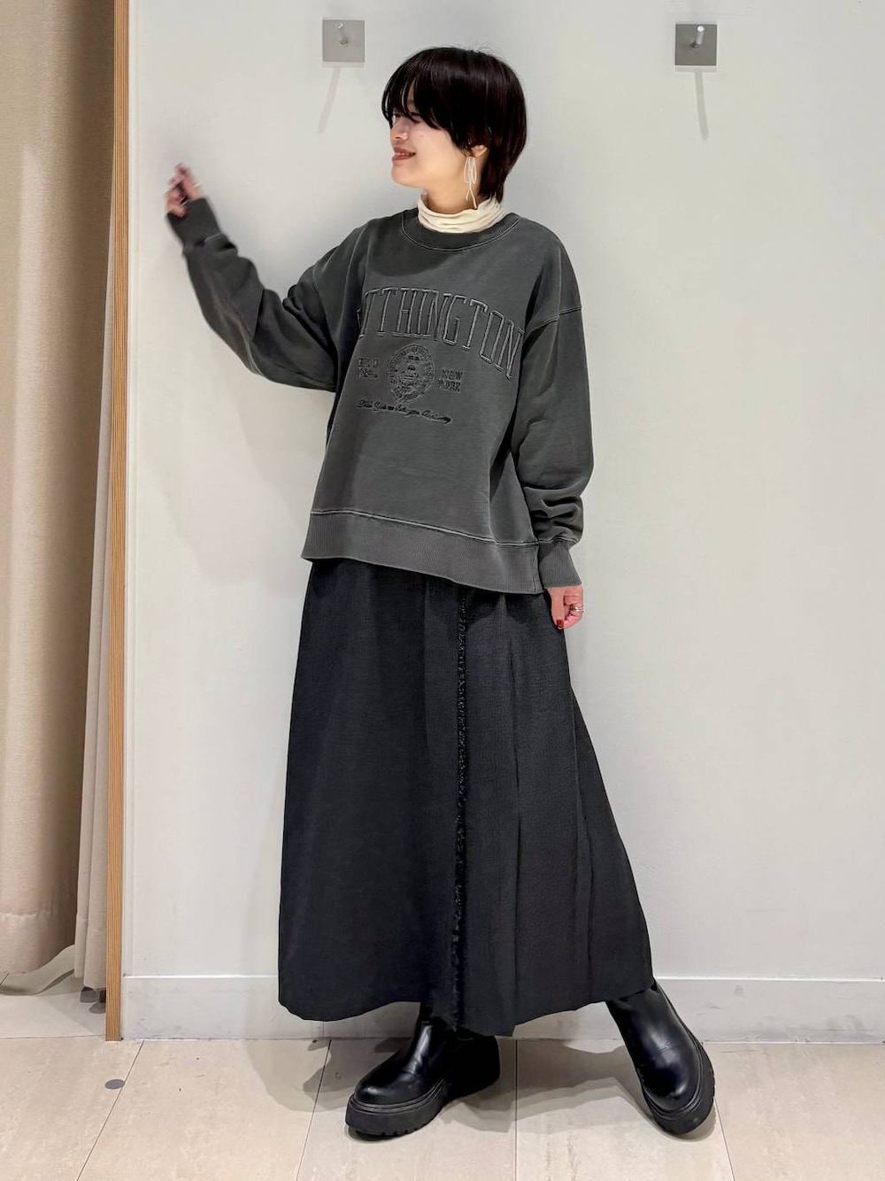 ホワイト系のTシャツ/カットソー、グレー系のスカート、グレー系のスウェットを着用したレディースの秋コーディネートの1枚目の写真