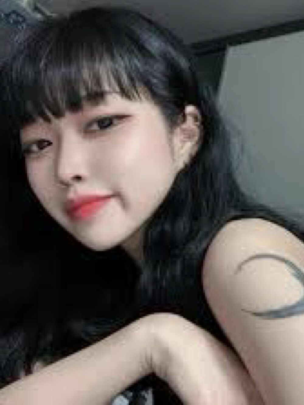 「韓国のアイテム（シャツ/ブラウス、ブラック系）」を使った、주리さん（レディース・168cm）の春コーディネートの1枚目の写真