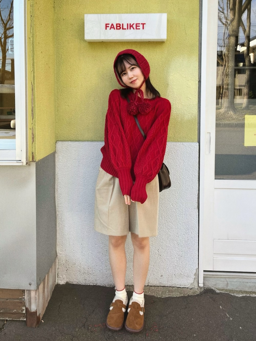 「ニット、秋、秋コーデ、秋のコーデ、秋服、赤ニット、低身長コーデ、低身長、ハーフパンツ、パンツコーデ、ootd、イヤーマフ、韓国ファッション、カジュアル、最近のいい感じコーデ」｜「lit.linkのアイテム（その他、ホワイト系）」を使った、寝々さん（レディース・153cm）の秋コーディネートの1枚目の写真