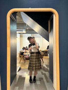 「FEKETE（フェケテ）のLOW WAIST MIDI PLEATS SKIRT / ローウエストミディ丈プリーツスカート（スカート、ベージュ系）」を使った、寝々さん（レディース・153cm）の秋コーディネート