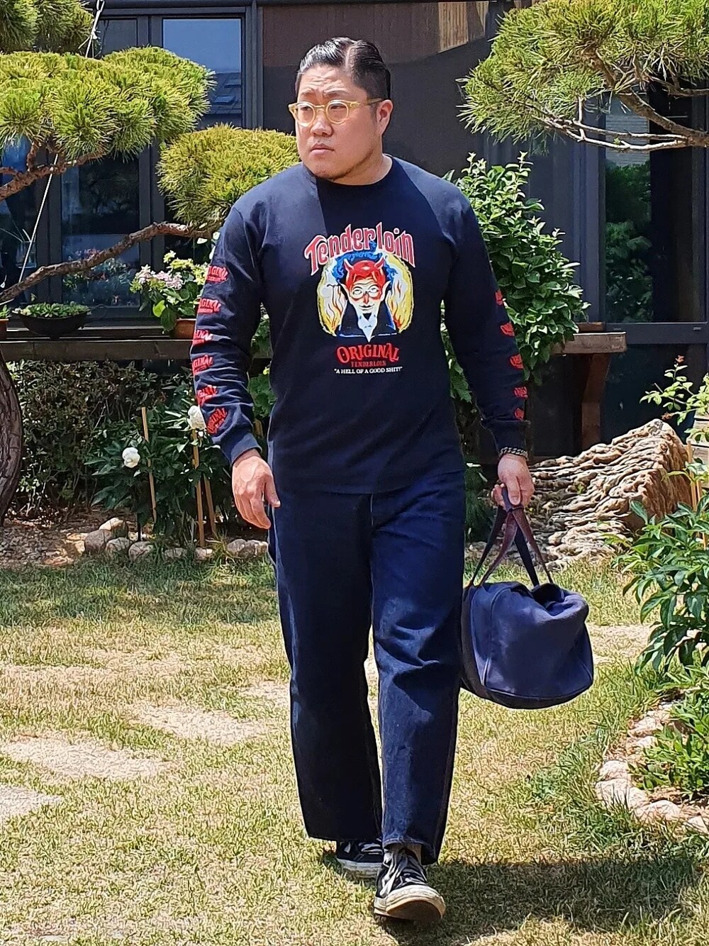 「TENDERLOIN、At last&co」｜「TENDERLOINのアイテム（Tシャツ/カットソー、ブラック系）」を使った、Herringさん（メンズ・178cm）の春コーディネートの1枚目の写真