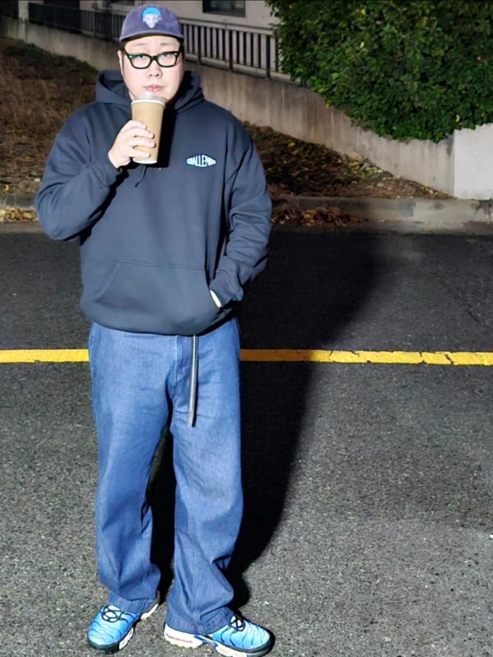 「challenger、WILLY CHAVARRIA、Dennis Rodman」｜「WILLY CHAVARRIAのアイテム（デニムパンツ、ブルー系）」を使った、Herringさん（メンズ・178cm）の秋コーディネートの1枚目の写真