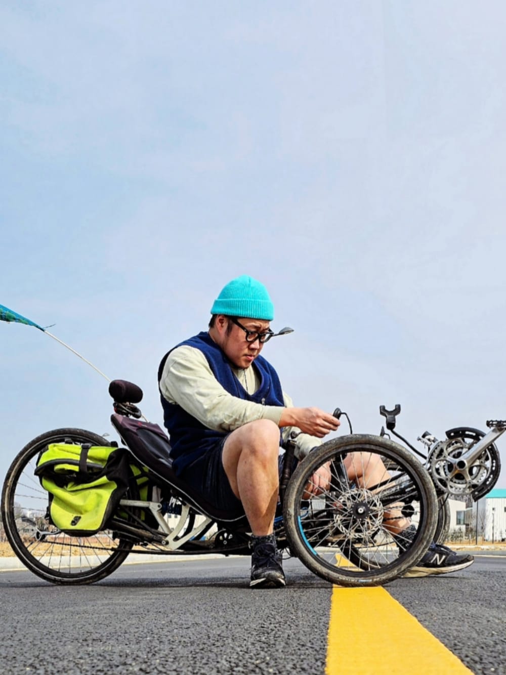「patagonia、Ocean pacific、AURALEE、balansa、New Balance、990v5、bicycle」｜「AURALEEのアイテム（Tシャツ/カットソー、ベージュ系）」を使った、Herringさん（メンズ・178cm）の春コーディネートの1枚目の写真