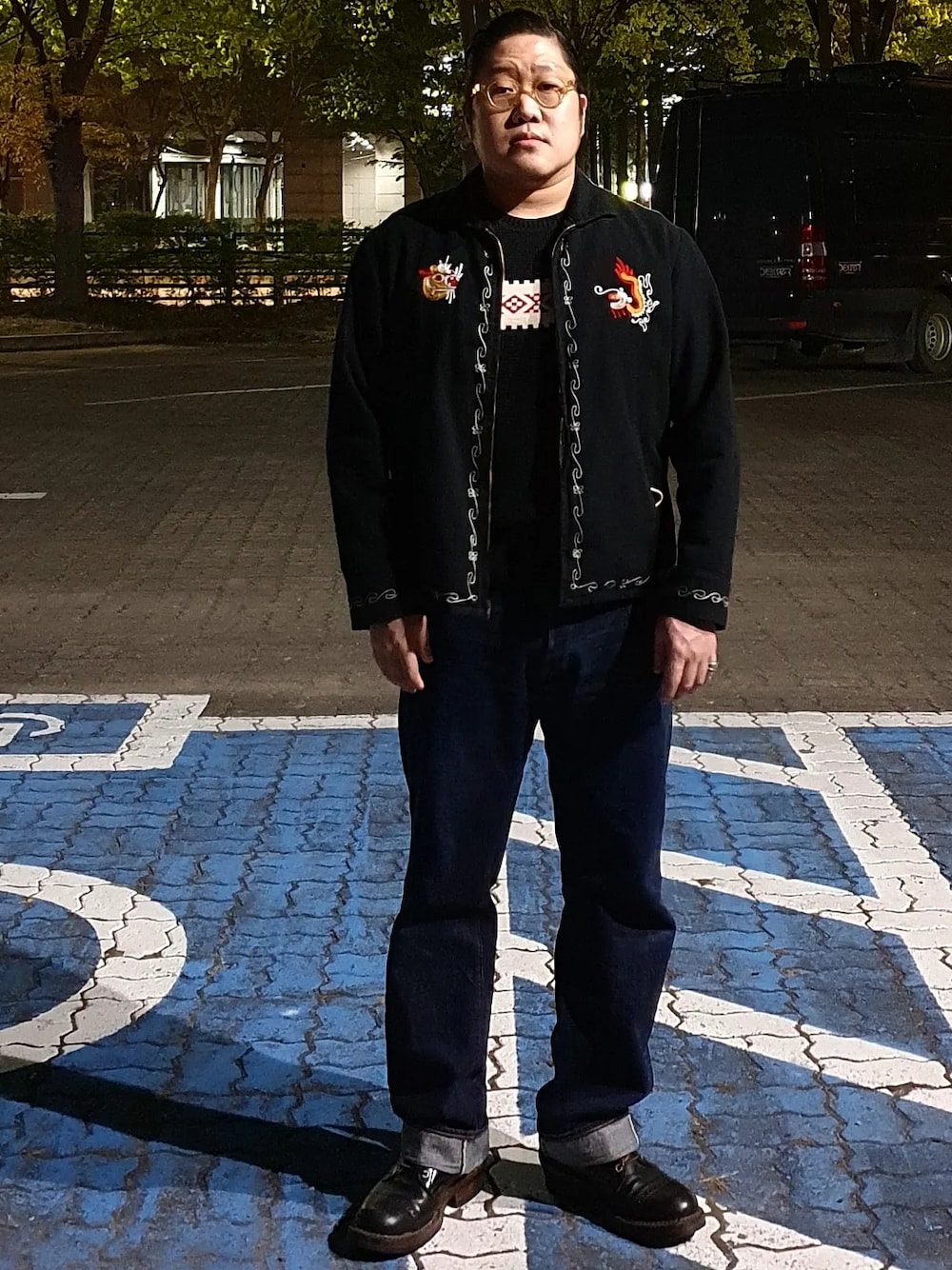 「TENDERLOIN、At last&co、white boots」｜「TENDERLOINのアイテム（スカジャン、ブラック系）」を使った、Herringさん（メンズ・178cm）の春コーディネートの1枚目の写真