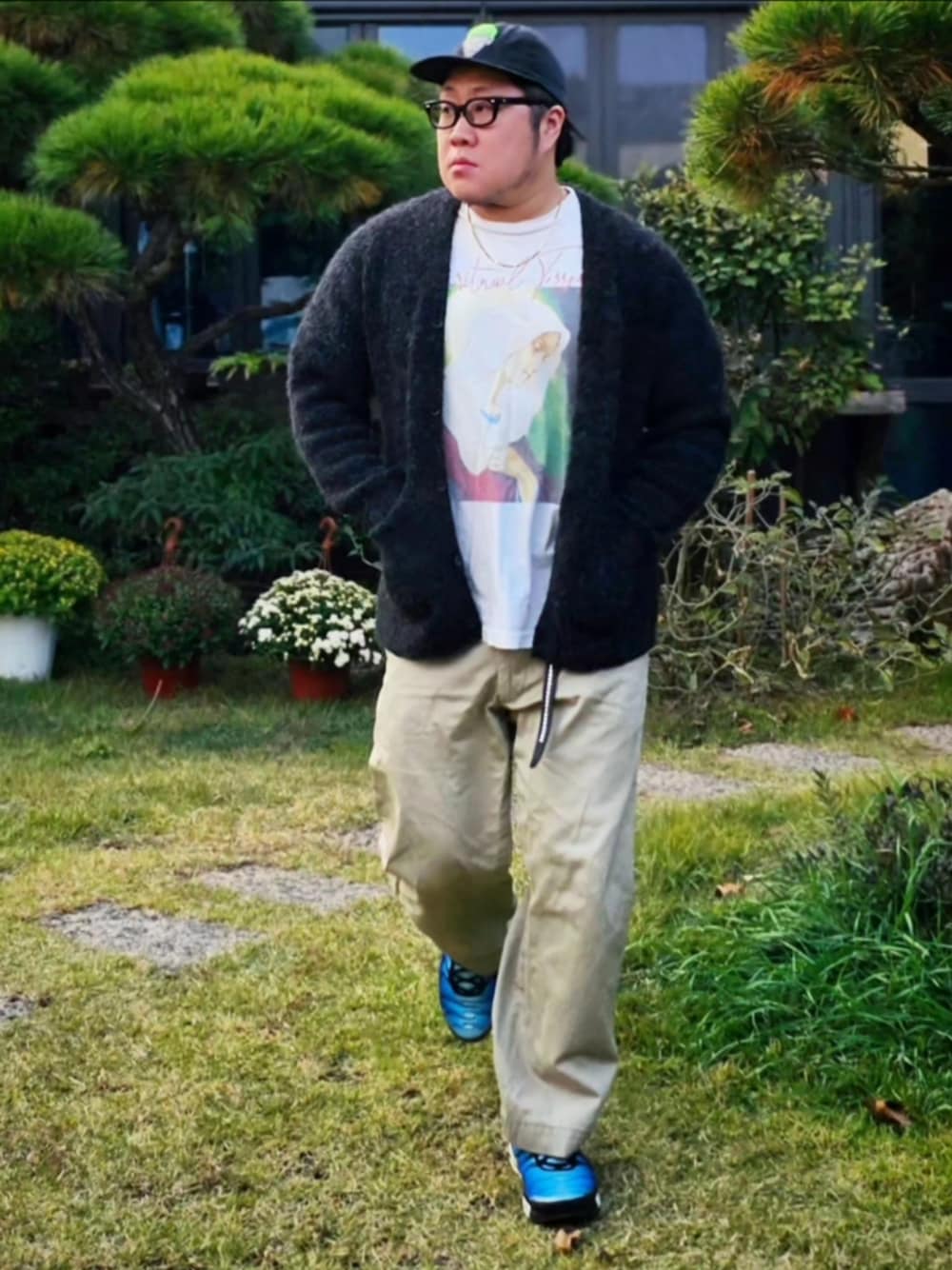 ホワイト系のTシャツ/カットソー、ブルー系のカーディガン/ボレロを着用したメンズの秋コーディネートの1枚目の写真