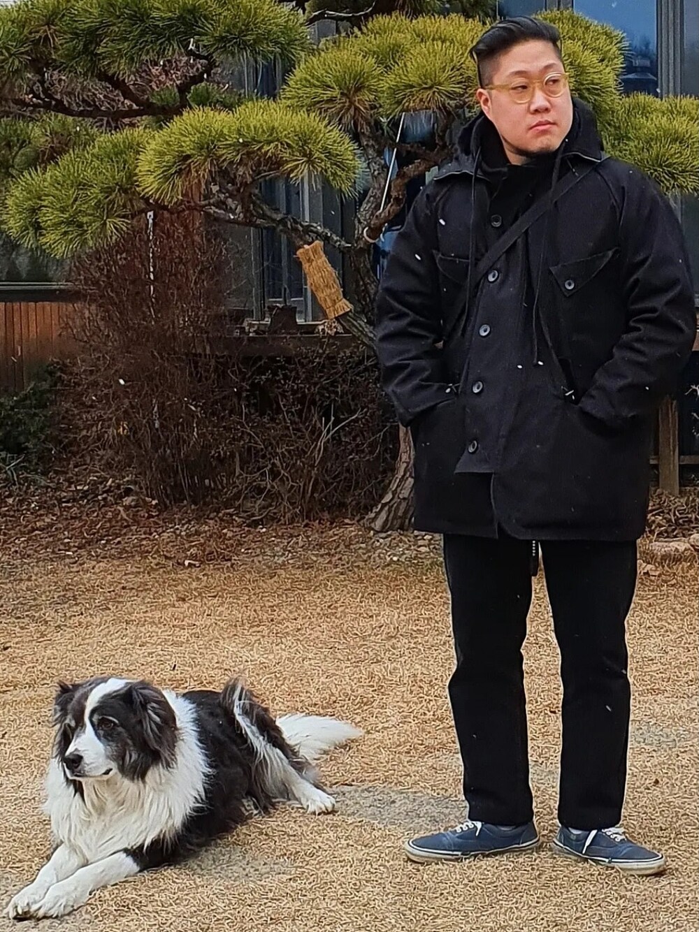 「rdv o globe、Levis、VANS、80s、bordercollie」｜「rdv o globeのアイテム（マウンテンパーカー、ブラック系）」を使った、Herringさん（メンズ・178cm）の春コーディネートの1枚目の写真