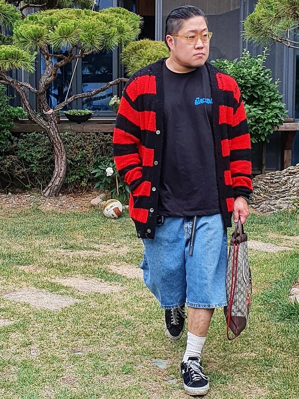「GUCCI、levis、korea」｜「BlackOutのアイテム（Tシャツ/カットソー、ブラック系）」を使った、Herringさん（メンズ・178cm）の春コーディネートの1枚目の写真