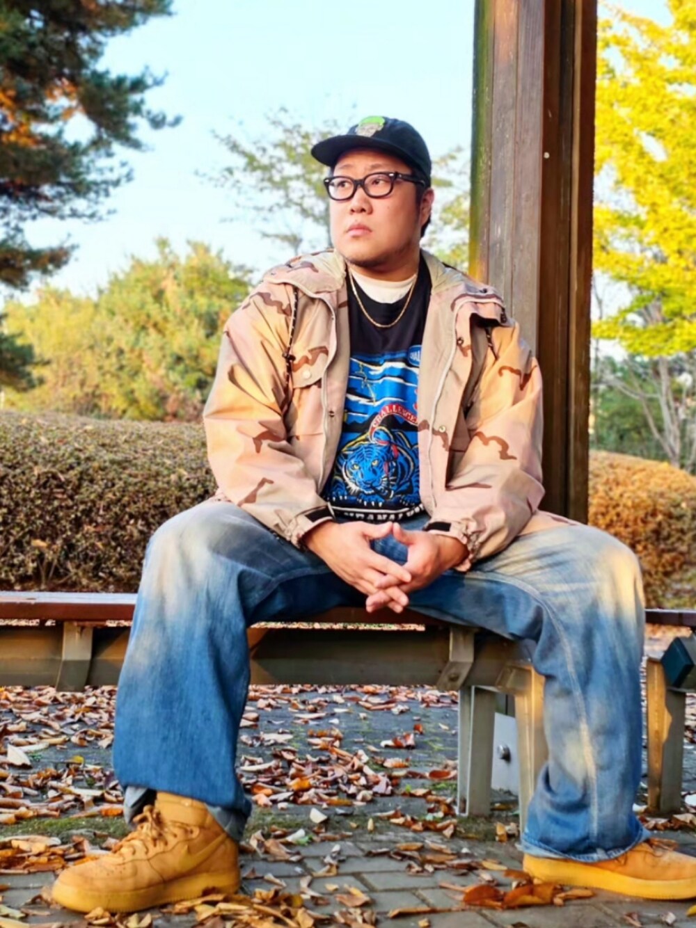 「Dennis Rodman、DESERT CAMO、challenger、minedenim、longvacation、korean fashion」｜「CHALLENGERのアイテム（Tシャツ/カットソー、ブラック系）」を使った、Herringさん（メンズ・178cm）の秋コーディネートの1枚目の写真