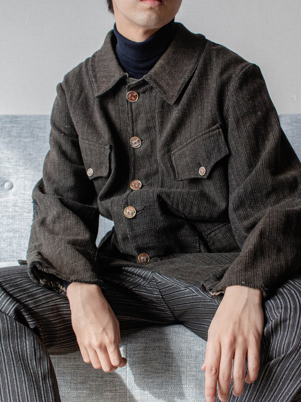 グレー系のテーラードジャケットを着用したメンズの冬コーディネートの1枚目の写真