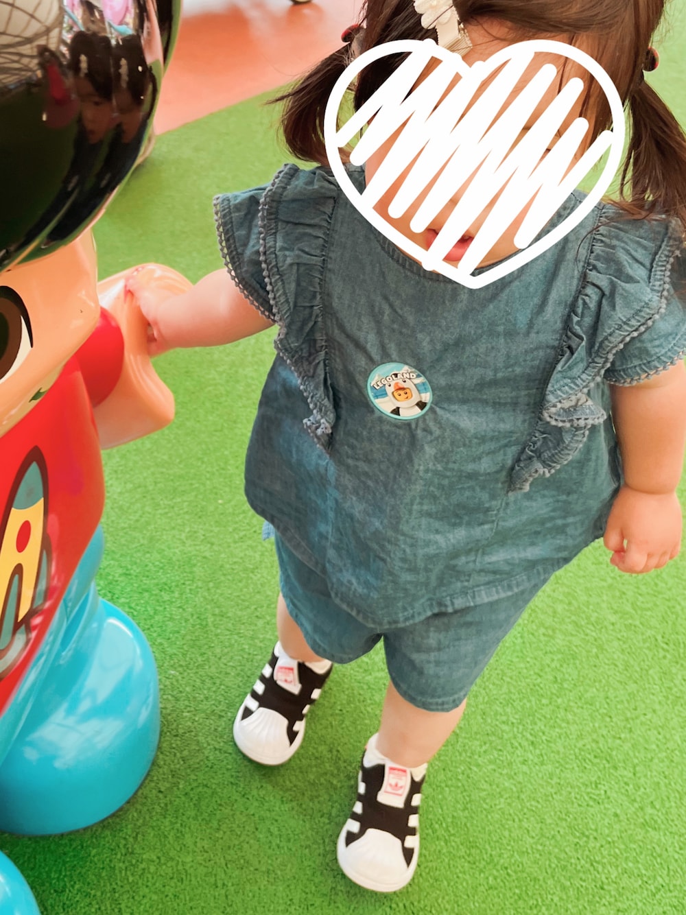 「このスタイルがお気に入り、キッズコーデ、夏コーデ、おしゃれさんと繋がりたい、休日コーデ、1歳11ヶ月、女の子」｜「adidasのSST 360 / アディダスオリジナルス (キッズ/子供用)（スニーカー、ブラック系）」を使った、natsuuuuuuuu78さん（キッズ・90cm）の夏コーディネートの1枚目の写真
