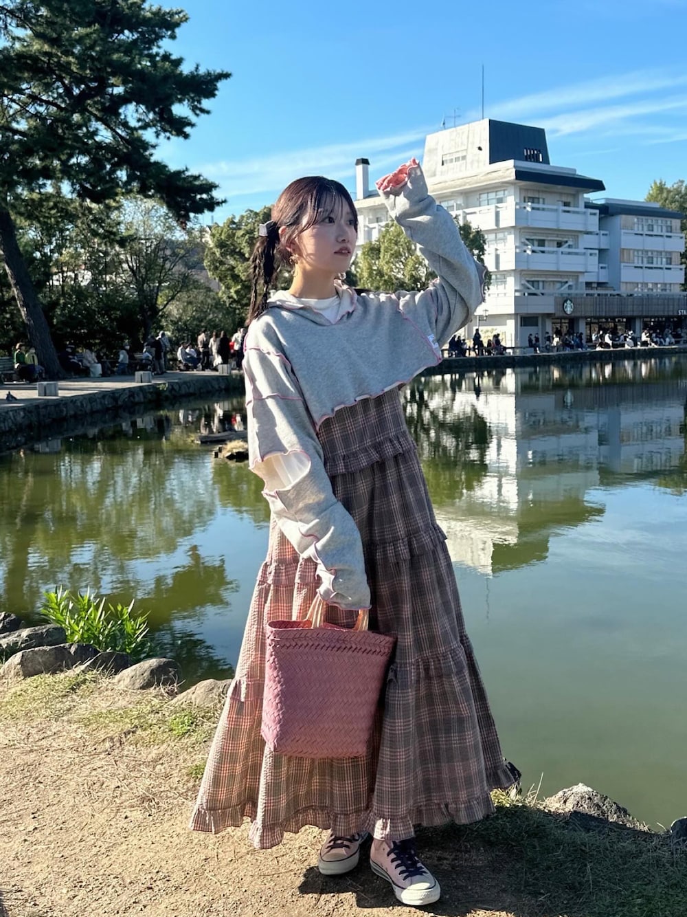 「重ね着ベストシーズン、WEARyouthコーデ、カラフルコーデ、ティアードスカート、秋冬コーデ、低身長女子、秋服コーデ、スニーカーコーデ、キャミワンピース、チェックスカート、ピンクコーデ、フレアスカート、ゆるコーデ、ショート丈トップス、カジュアルガーリー」｜「Alley by w closetの【お気に入り数3.4万人突破 / Alley】フリルティアードキャミワンピース（ワンピース、ピンク系）」を使った、ともかさん（レディース・153cm）の秋コーディネートの1枚目の写真