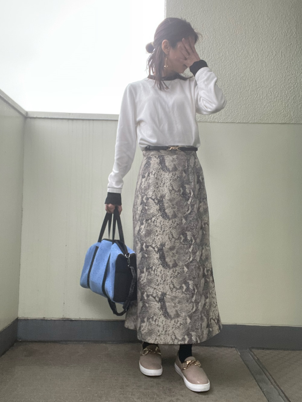 その他のスニーカー、その他のスカート、ホワイト系のトップスを着用したレディースの春コーディネートの1枚目の写真