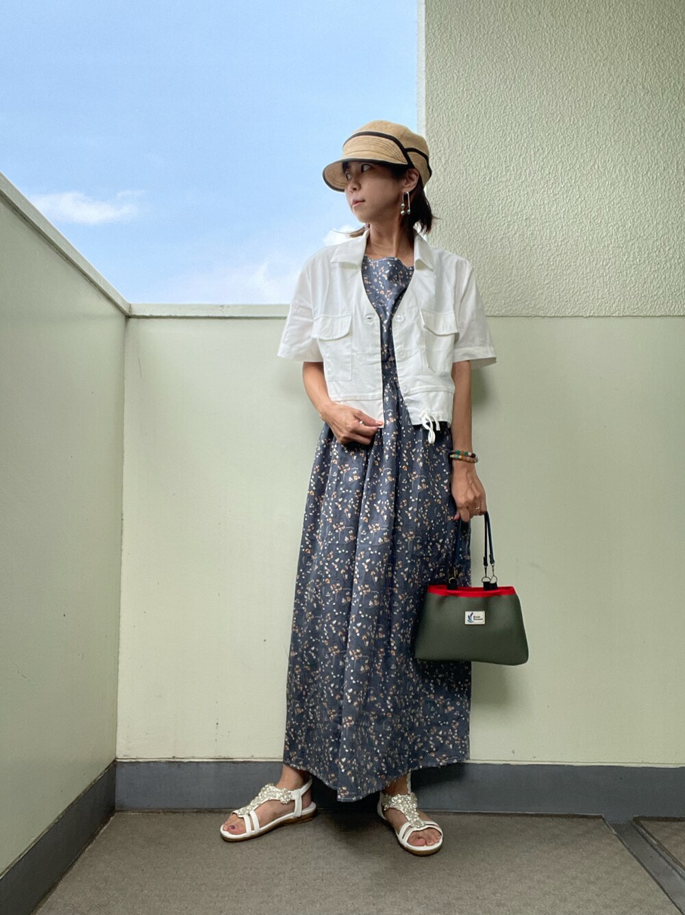 ブルー系のワンピース、ホワイト系のシャツ/ブラウス、ホワイト系のサンダルを着用したレディースの夏コーディネートの1枚目の写真