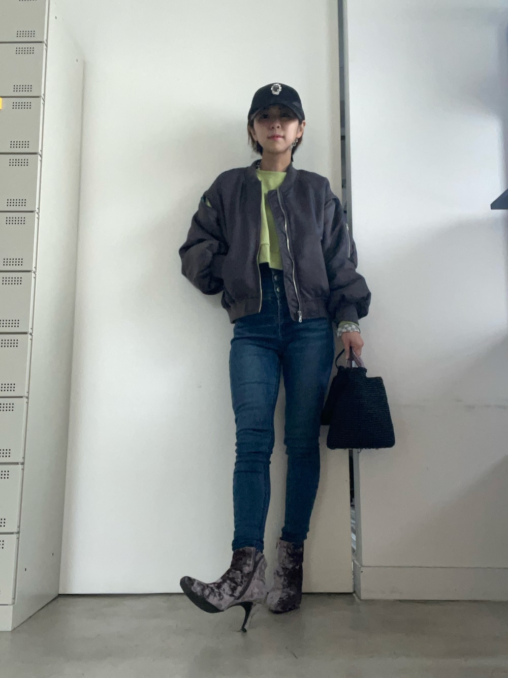 ブルー系のデニムパンツ、グレー系のMA-1、グリーン系のスウェットを着用したレディースの春コーディネートの1枚目の写真