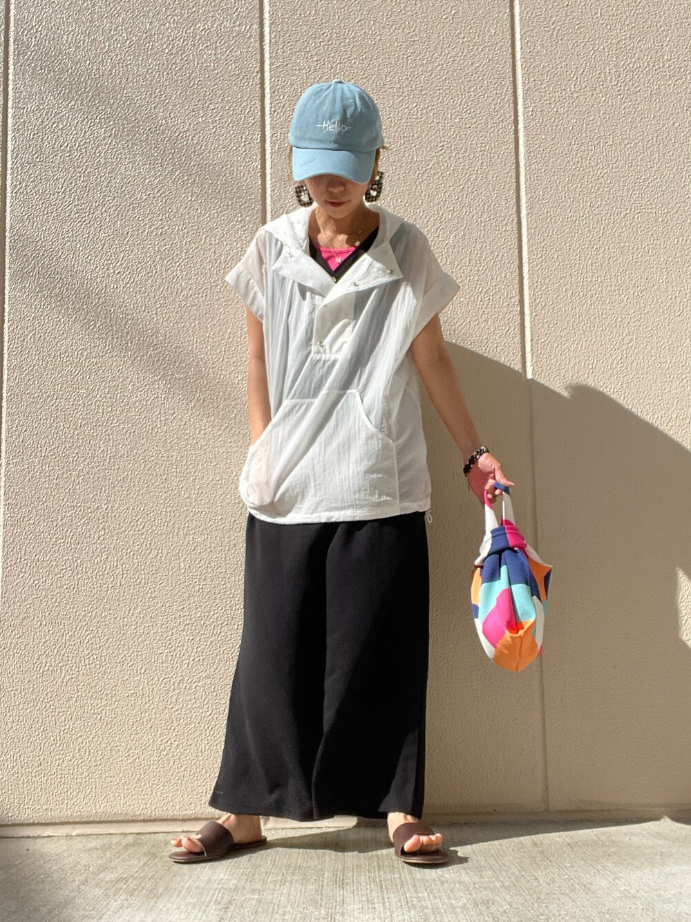 「キャップ、夏、夏ファッション、サロペット、アノラックパーカー、シアー、カラーコーデ、アベイル、shein、しまむら、オトナカジュアル、着回しコーデ、大人カジュアル、ラクチンコーデ、レイヤードスタイル」｜「しまむらのアイテム（トップス、ホワイト系）」を使った、tink0804さん（レディース・157cm）の夏コーディネートの1枚目の写真