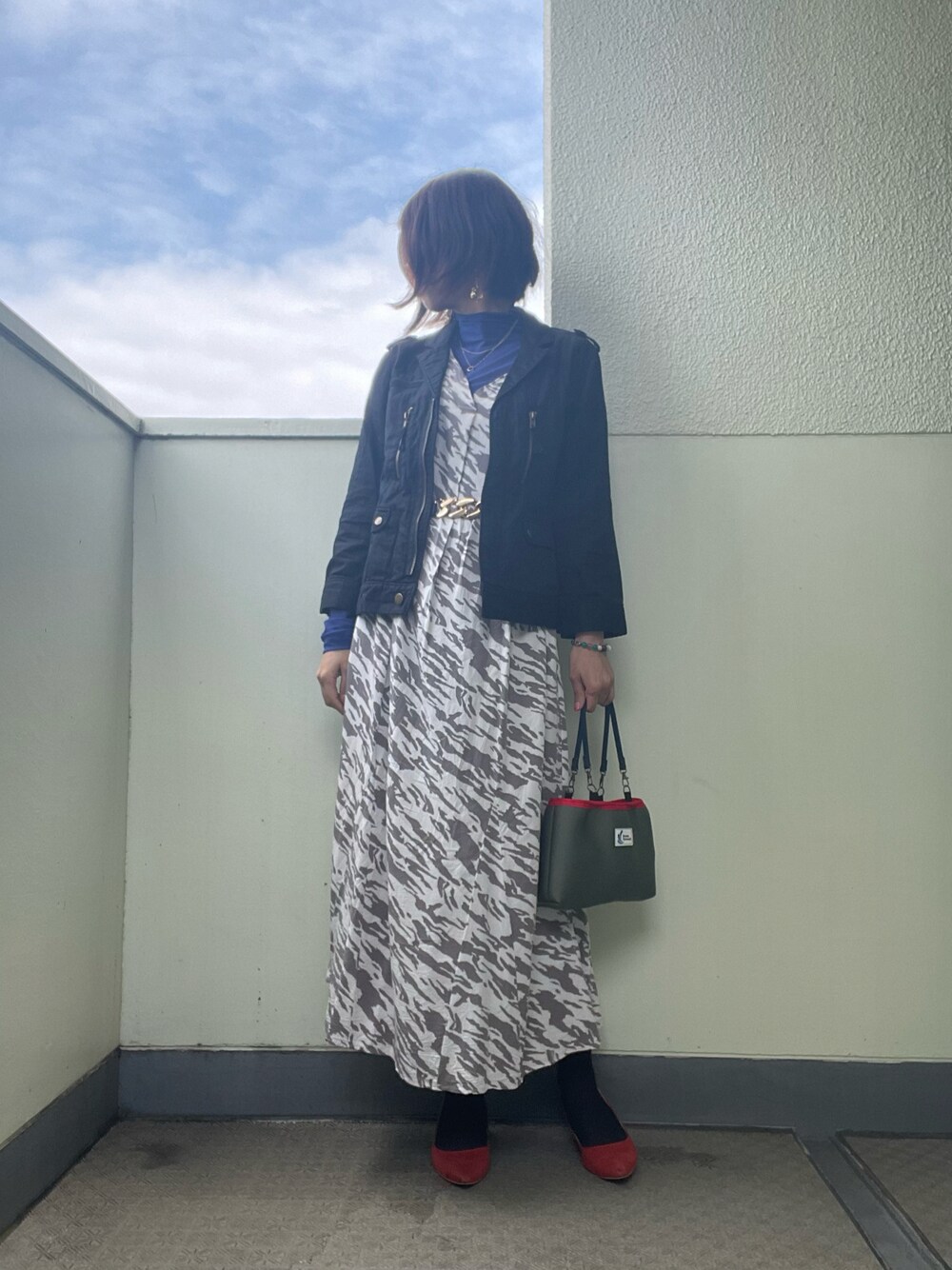 その他のワンピース、レッド系のパンプス、グリーン系のバッグを着用したレディースの夏コーディネートの1枚目の写真