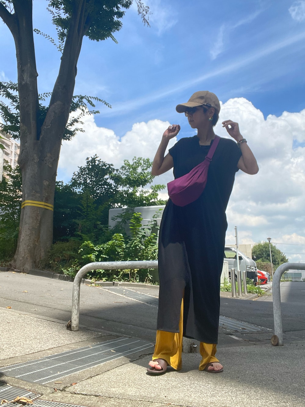「大人カジュアル、ワンピース、黒ワンピ、リブパンツ、GU、ユニクロ、オトナカジュアル、レイヤードスタイル、レイヤード、着回しコーデ、カラーコーデ、カラーパンツ、夏コーデ、サングラス、ワンピーススタイル」｜「UNIQLOのアイテム（ショルダーバッグ、パープル系）」を使った、tink0804さん（レディース・157cm）の夏コーディネートの1枚目の写真