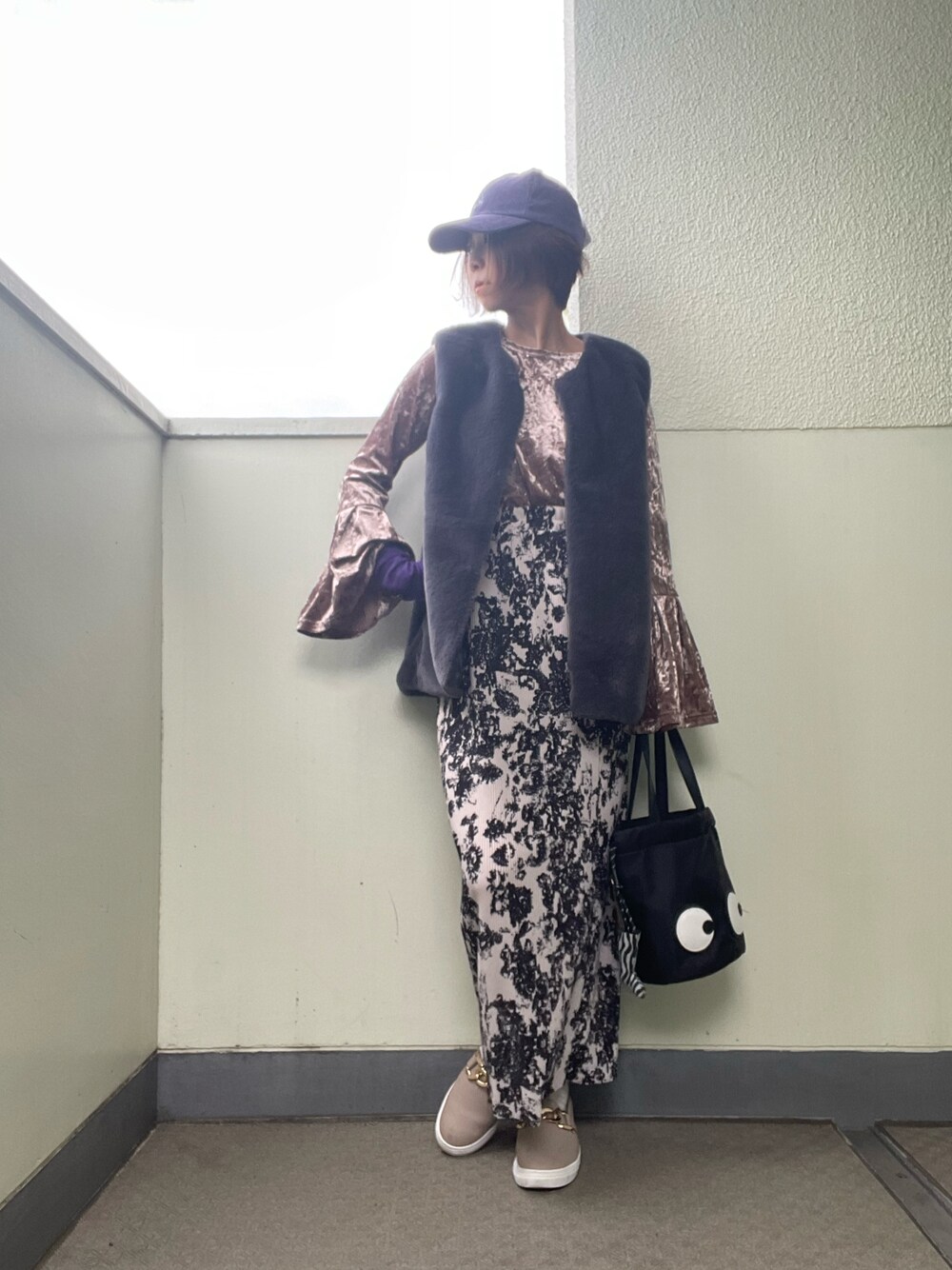 「coca、shein、DAISO、パープル、ベロア、ファーベスト、スリッポン、しまむら、花柄、ベージュコーデ、CAP、プチプラ、プチプラコーデ、プリーツスカート、秋服コーデ」｜「SHEINのアイテム（バッグ、ブラック系）」を使った、tink0804さん（レディース・157cm）の秋コーディネートの1枚目の写真