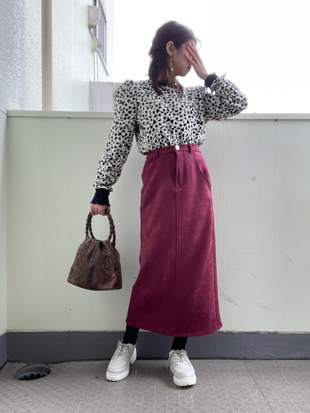 「オトナ女子、はるコーデ、大人コーデ、プチプラコーデ、春アウター、赤、厚底シューズ、アニマル柄、ダルメシアン柄、プチプラ、スカート、春コーデ、しまむら、GRL、Discoat」｜「DISCOATの【Casselini/キャセリーニ】カラフルパイソンハンドバッグ（トートバッグ、ブラウン系）」を使った、tink0804さん（レディース・157cm）の春コーディネートの1枚目の写真