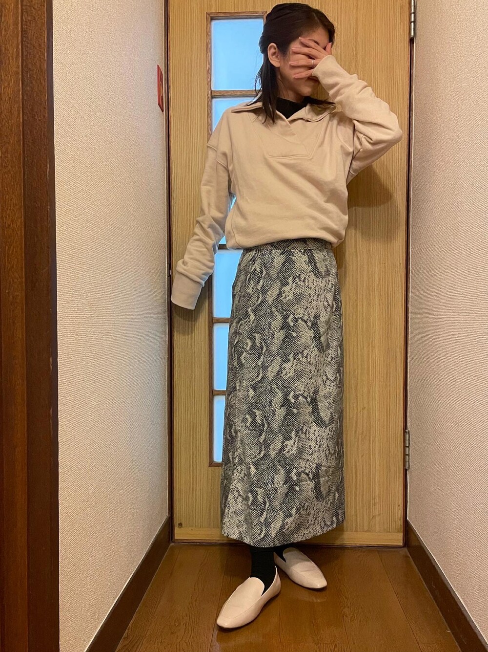 「大人女子、パイソン柄、パイソン柄スカート、オペラシューズ、デニムジャケット、レーストップス、襟付きトップス、アラフォー、アニマル柄、monabelinda、ワントーンコーデ、プチプラミックス、ジーユー、しまむら、裏ボア」｜「GUのアイテム（シューズ、ホワイト系）」を使った、tink0804さん（レディース・157cm）の冬コーディネートの1枚目の写真