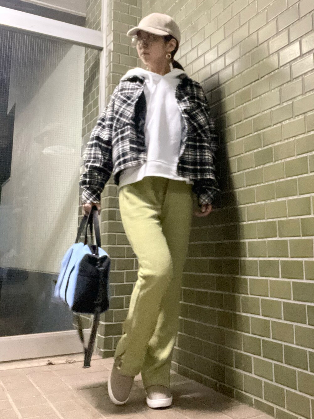 「SPINNS、GU、フレアパンツ、チェック、スウェット、しまむら、パーカー、春、キャップ、帽子、ダテメガネ、Lucida、スリッポン、黄緑、カラーパンツ」｜「Lucidaの【Altair】♯スリッポンスニーカー（スニーカー、その他）」を使った、tink0804さん（レディース・157cm）の春コーディネートの1枚目の写真