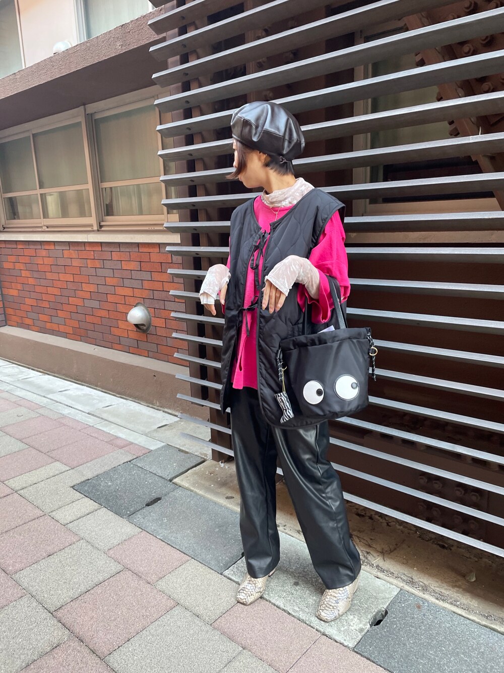「WEARハロウィン2022、キルティング、ベスト、レザー、ベレー帽、ピンク、レイヤードスタイル、ベロア、秋冬コーデ、休日スタイル、パンツスタイル、プチプラコーデ、shein、VACANCY、SLY」｜「SHEINのアイテム（バッグ、ブラック系）」を使った、tink0804さん（レディース・157cm）の秋コーディネートの1枚目の写真