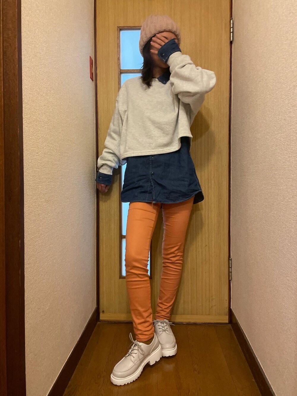 ホワイト系のスニーカー、オレンジ系のパンツ、ブルー系のシャツ/ブラウスを着用したレディースの冬コーディネートの1枚目の写真