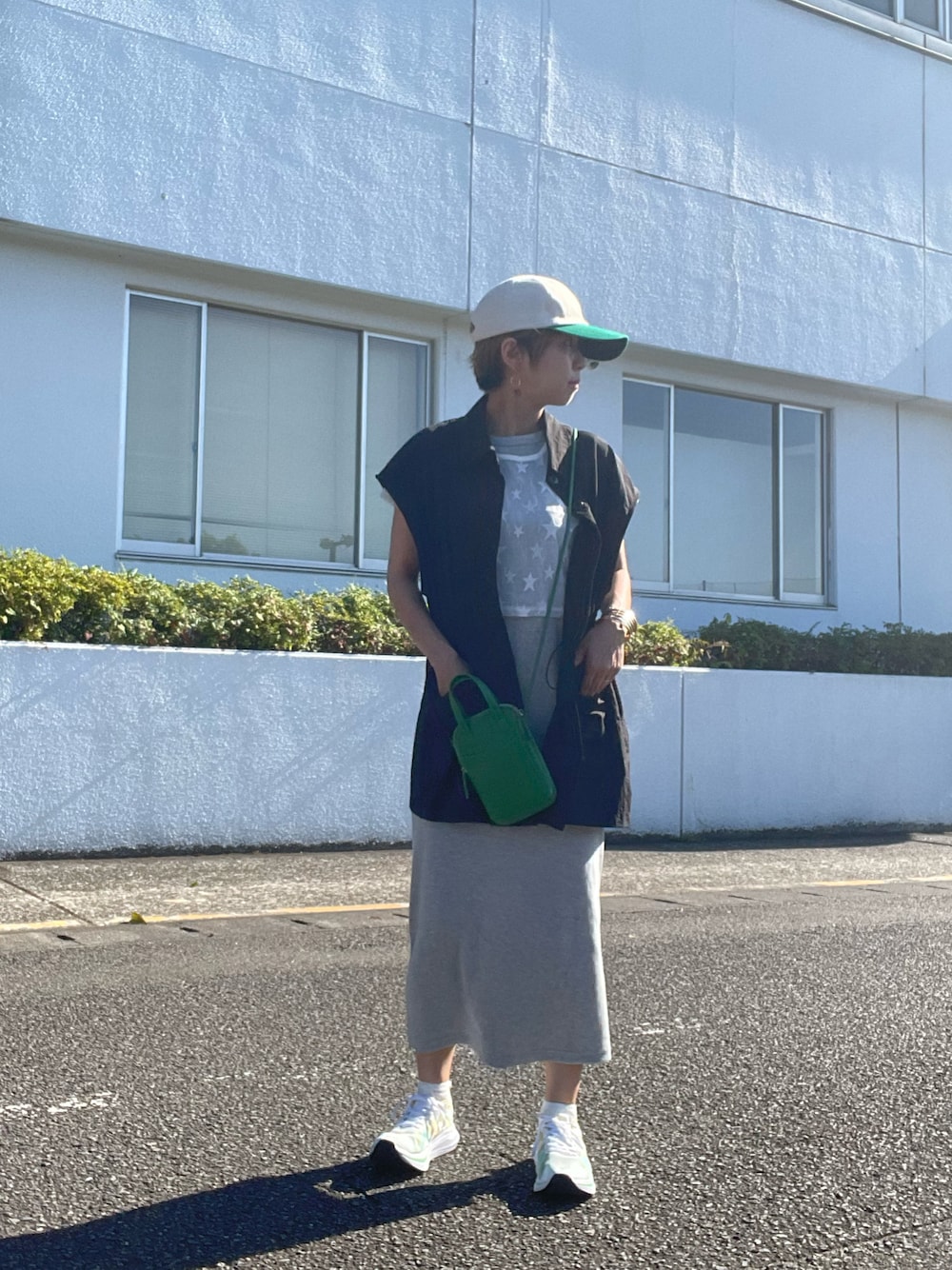 「大人カジュアル、オトナカジュアル、レイヤードスタイル、レイヤード、シアートップス、ベスト、スニーカー、ショートヘア、ビスチェ、骨格ウェーブ、グリーン、しまむら、shein、WEAR昭和部、秋服準備はじめました」｜「しまむらのアイテム（ワンピース/ドレス、ブラック系）」を使った、tink0804さん（レディース・157cm）の秋コーディネートの1枚目の写真