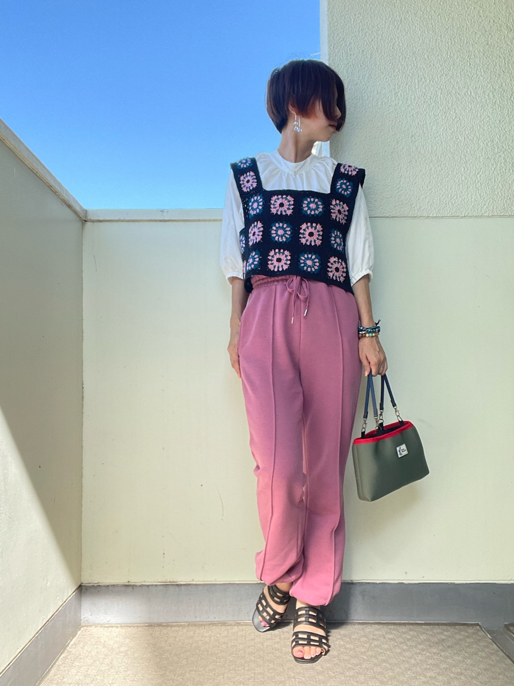「スウェットパンツ、パンツスタイル、ピンク、スウェット、ビスチェ、ブラウス、CIAOPANIC TYPY、プチプラ、プチプラコーデ、大人カジュアル、アベイル、カーキ、ピンク×ブラック、ショートヘア、カジュアルコーデ」｜「CIAOPANIC TYPYの■【ZOZOTOWN限定】スウェットジョガーパンツ（スウェットパンツ、ピンク系）」を使った、tink0804さん（レディース・157cm）の秋コーディネートの1枚目の写真