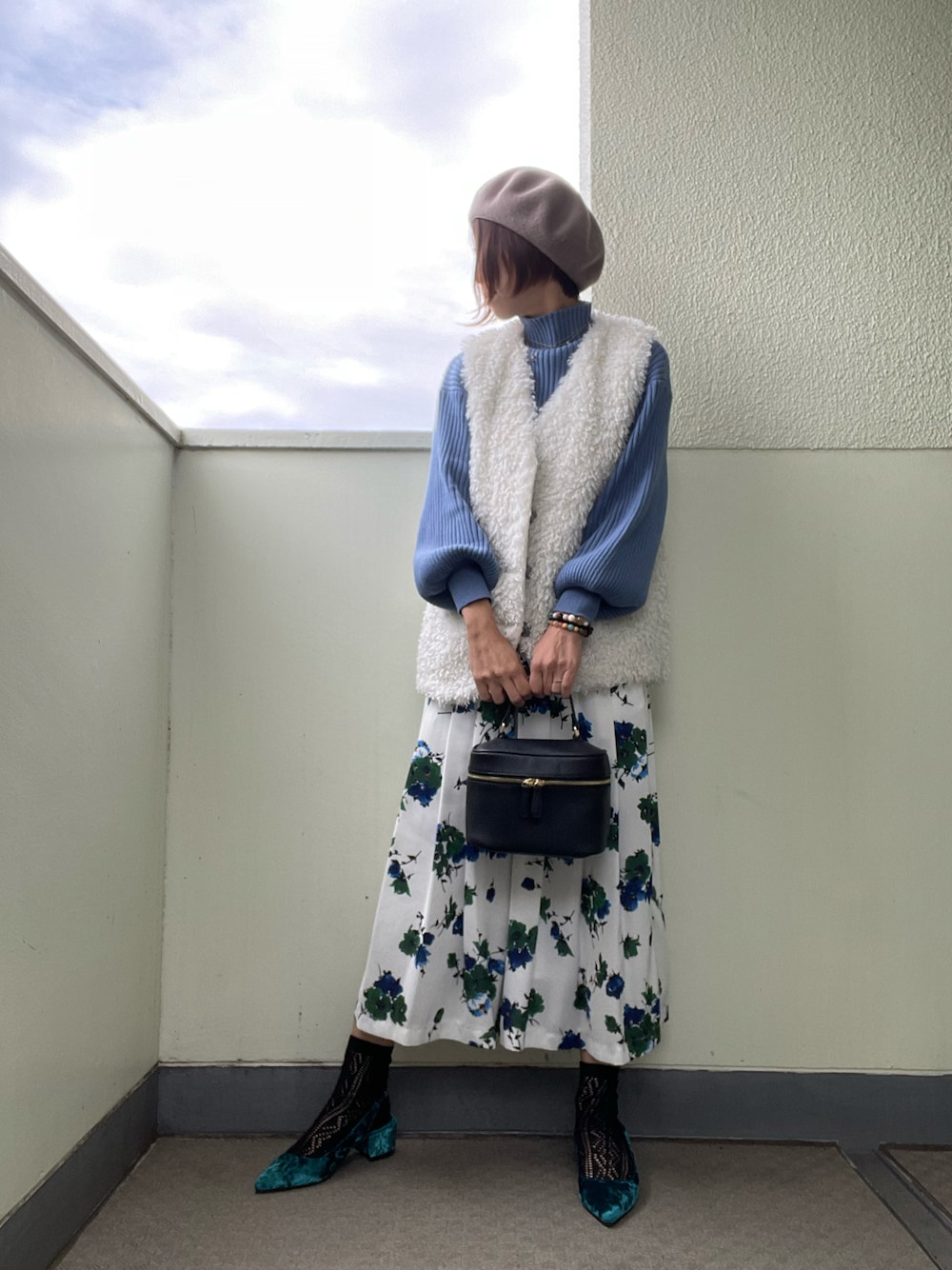 「秋冬コーデ、大人コーデ、ベレー帽、花柄、グリーン、ブルー、ファーベスト、バニティバッグ、パンツコーデ、花柄パンツ、ベロア、ブチプラ、shein、レイヤードスタイル、ボリューム袖」｜「CLANEのCLASSIC FLOWER GAUCHO PANTS（スカート、ホワイト系）」を使った、tink0804さん（レディース・157cm）の秋コーディネートの1枚目の写真