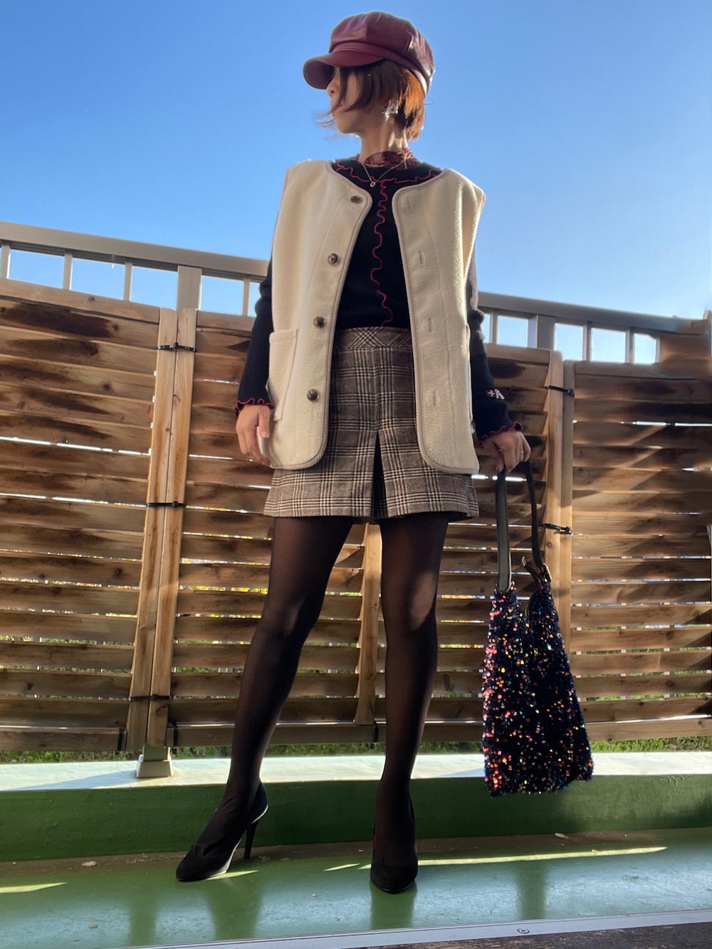 「ショートパンツ、パンプス、タイツ、しまむら、リバーシブル、ベスト、キャスケット、赤、チェック、ニット、コーデュロイ、プチプラコーデ、プチプラ、shein、休日スタイル」｜「Keeepyの【Keeepy】rib knit rolled edge pullover（ニット/セーター、ブラック系）」を使った、tink0804さん（レディース・157cm）の秋コーディネートの1枚目の写真
