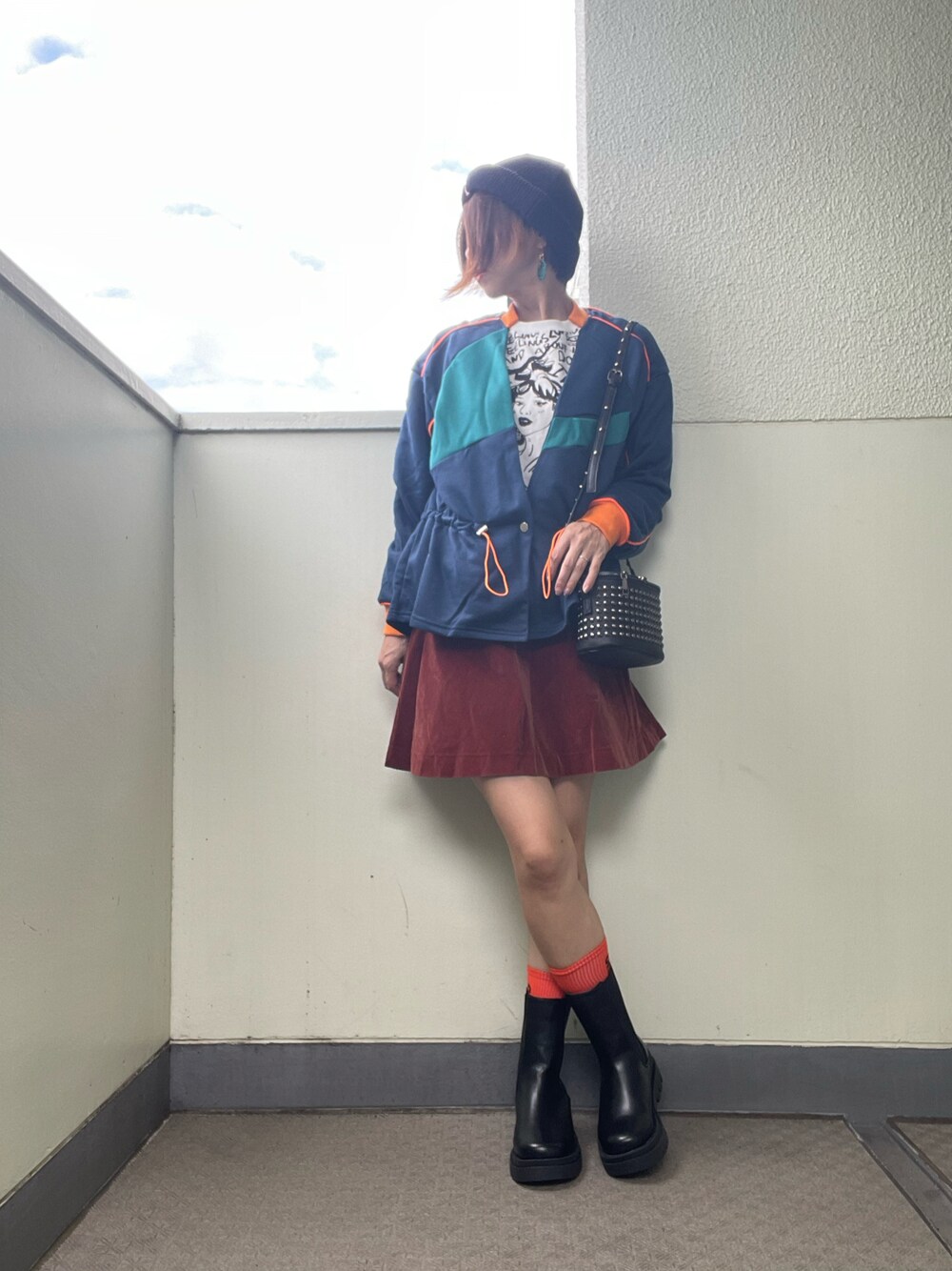 「休日スタイル、レトロガール、shein、SPINNS、スウェット、カラーコーデ、サイドゴアブーツ、ニット帽、スカート、ミニスカート、ブーツ、プチプラ、秋コーデ、カジュアルコーデ、秋服準備はじめました」｜「RETRO GIRLのアイテム（ブーツ、ブラック系）」を使った、tink0804さん（レディース・157cm）の秋コーディネートの1枚目の写真