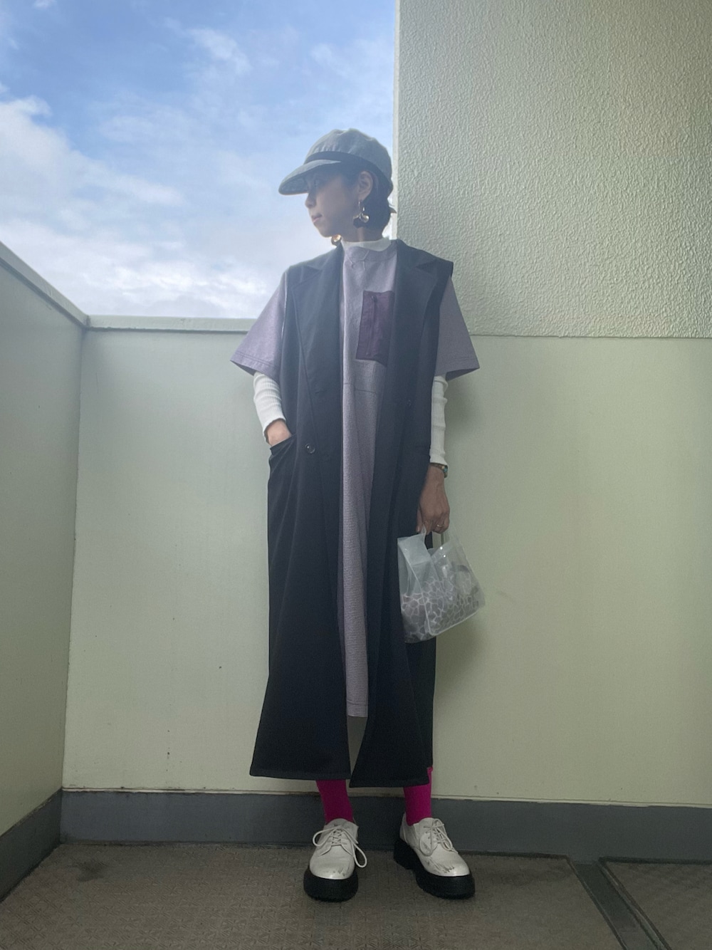 「オトナカジュアル、パープル、レイヤードスタイル、ピンク、厚底シューズ、キャップ、ビニールバック、ジレ、ワンピース、ギンガムチェック、プチプラコーデ、プチプラ、雨の日コーデ、ワークマン、カジュアル」｜「ワークマンのアイテム（ワンピース、パープル系）」を使った、tink0804さん（レディース・157cm）の春コーディネートの1枚目の写真