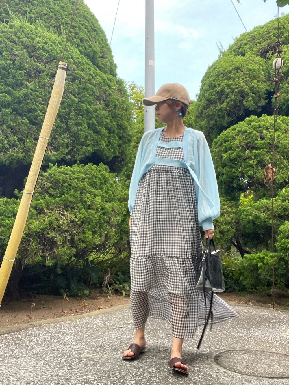 「夏コーデ、オトナカジュアル、水色、ギンガムチェック、ワンピース、キャップ、着回しコーデ、夏ファッション、プチプラ、レトロガール、wcloset、ティアードワンピース、フラットサンダル、ボレロ、カーディガン」｜「DAISOのアイテム（サンダル、ブラウン系）」を使った、tink0804さん（レディース・157cm）の夏コーディネートの1枚目の写真