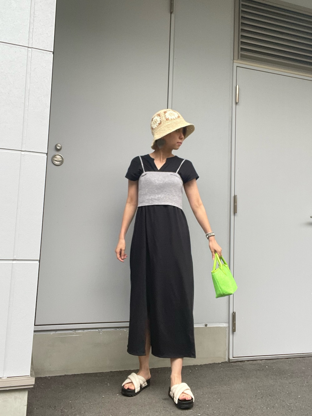 「夏コーデ、オトナカジュアル、ビスチェ、レイヤードスタイル、レイヤード、シンプルスタイル、楽チンコーデ、プチプラ、ワンピース、サンダル、差し色、帽子、ラクチンコーデ、きれいめカジュアル、黒ワンピ」｜「mysticのラメニットビスチェ（その他トップス、グレー系）」を使った、tink0804さん（レディース・157cm）の夏コーディネートの1枚目の写真