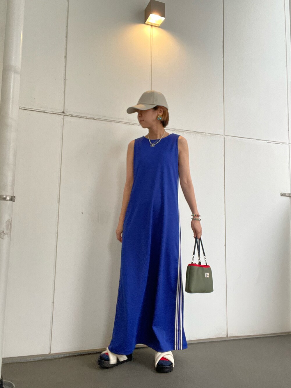 「夏服、ラクチンコーデ、カジュアルコーデ、ワントーンコーデ、サイドライン、リラックススタイル、カラーコーデ、キャップ女子、厚底シューズ、スポーツミックス、今日のコーデ、ショートヘア、初夏コーデ、メンズライク、ブルーコーデ」｜「佐渡潜水のアイテム（バッグ、グリーン系）」を使った、tink0804さん（レディース・157cm）の夏コーディネートの1枚目の写真